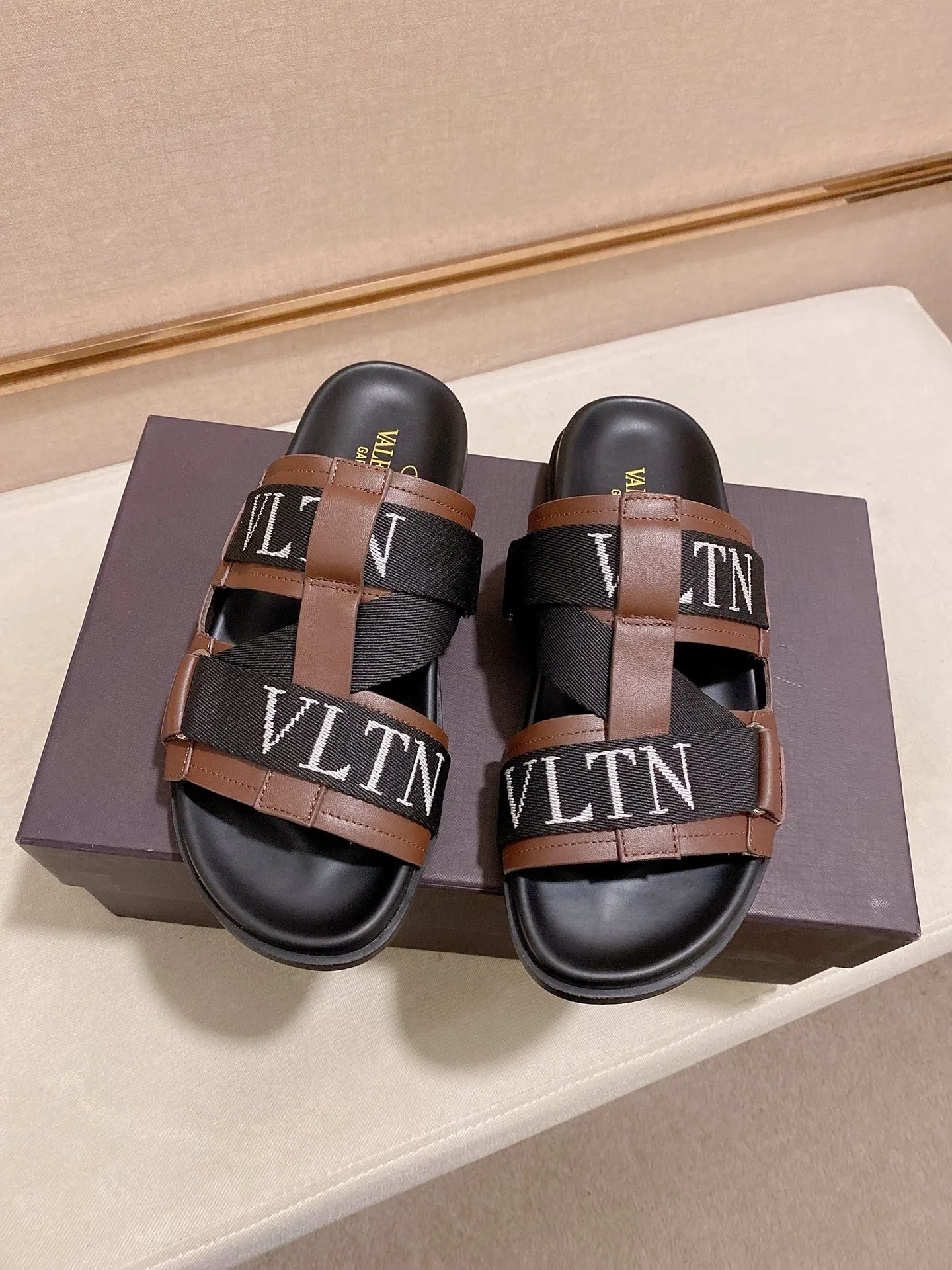 Men's shoes 💰: 480💰[Valentino] New couple 👫Boutique slippers, counter quality, classic plaid, the actual workmanship is quite complex🔰The uppers are made of imported fabrics➕🐑Sheepskin lining, which tests the craftsman's craftsmanship➕original PU outsole. Size: Women’s size: 35-44. Men's size 38-44 (can be customized to size 45, non-refundable)